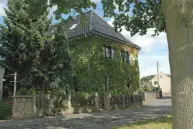 Wohnhaus mit Efeu