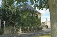 Wohnhaus mit Efeu